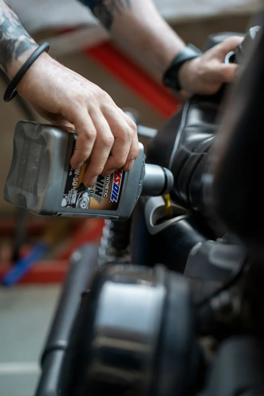 Mecânico colocando óleo novo no motor de uma moto